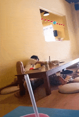 Thanh niên đòi hôn hít, sờ soạng bạn gái ở quán nước, khách xung quanh cạn lời-1