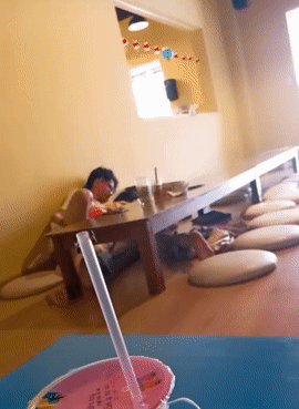 Thanh niên đòi hôn hít, sờ soạng bạn gái ở quán nước, khách xung quanh cạn lời-2