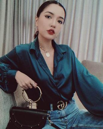 Hot trend mặc áo sơ mi bung cúc giới trẻ đam mê: Sexy hay phản cảm?-2