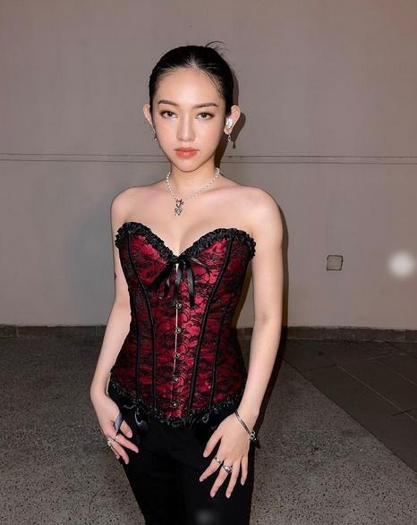 Street style: Chi Pu gợi cảm hết nấc - Tiểu Vy khoe chân dài cực phẩm-2