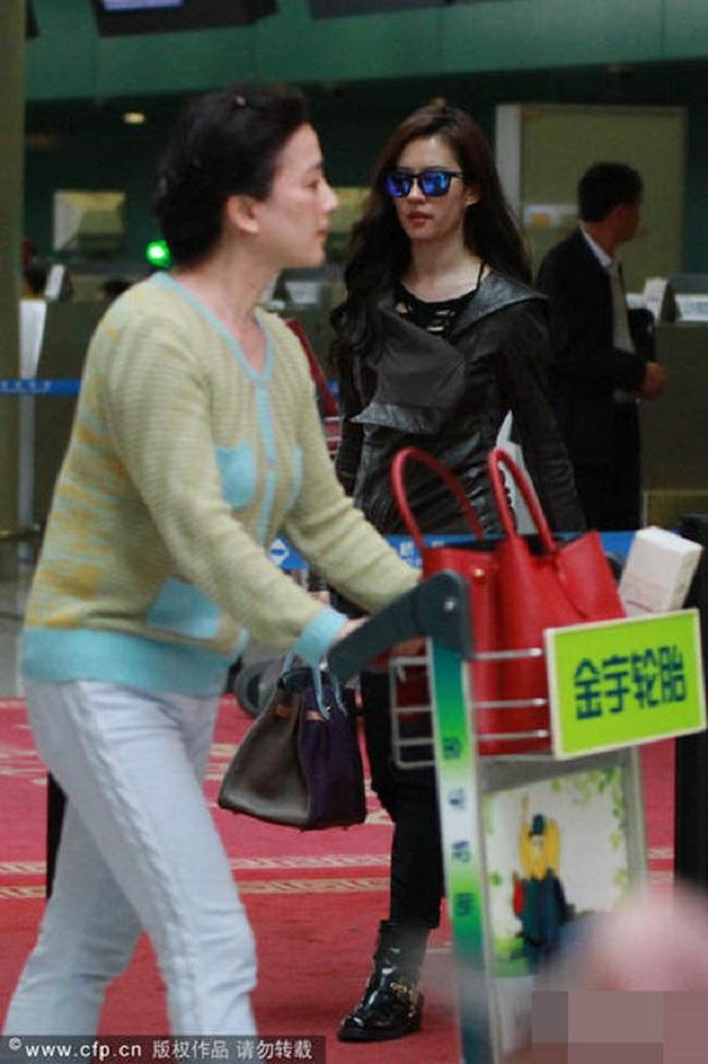 Phạm Băng Băng bị chỉ trích vì để mẹ đẩy xe hành lý-4