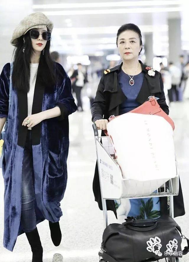 Phạm Băng Băng bị chỉ trích vì để mẹ đẩy xe hành lý-1