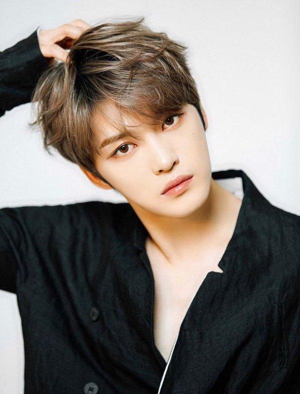 Kim Jaejoong kể lại câu chuyện gây shock khi bị fan cuồng đeo bám suốt 12 năm. Anh cho biết fan cuồng đã đột nhập vào nhà trong khi anh đi vắng và chụp lại ảnh. Nam ca sĩ cũng nhiều lần phải chuyển nhà vì bị theo dõi.