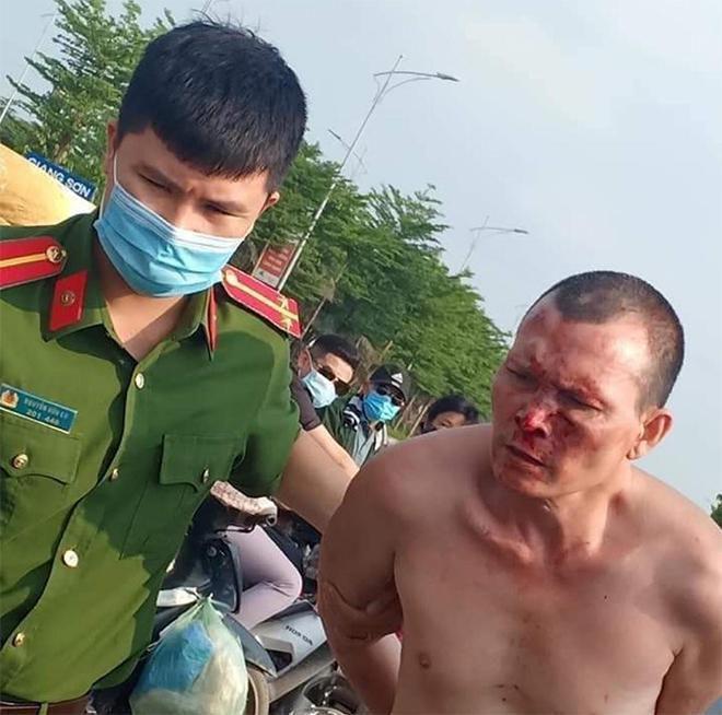 Clip: Khoảnh khắc tài xế ô tô bị đâm vẫn gắng giằng co với tên cướp giữa đường-1