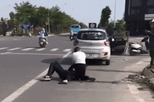 Clip: Khoảnh khắc tài xế ô tô bị đâm vẫn gắng giằng co với tên cướp giữa đường