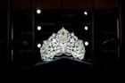 Hoa hậu Hoàn vũ đội vương miện giá 5 triệu USD