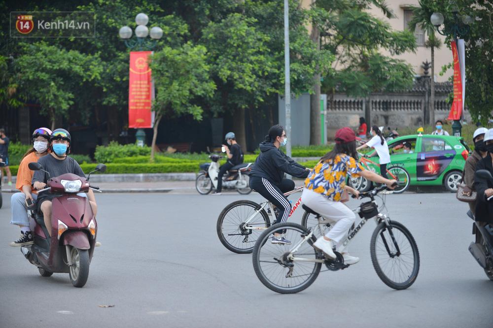 Thực tế, không thể cấm hoàn toàn người dân không ra ven hồ đi bộ hay đi dạo. Tuy nhiên, người dân cần tự nâng cao ý thức trước diễn biến của dịch bệnh như đeo khẩu trang, giữ khoảng cách...