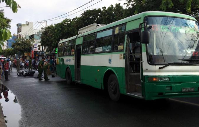 Nữ sinh lớp 12 bị xe buýt đâm tử vong, cha ôm thi thể con gào khóc xót xa-1