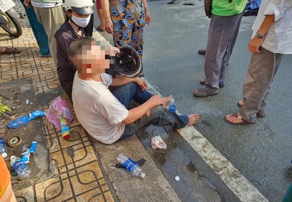 Nữ sinh lớp 12 bị xe buýt đâm tử vong, cha ôm thi thể con gào khóc xót xa-2