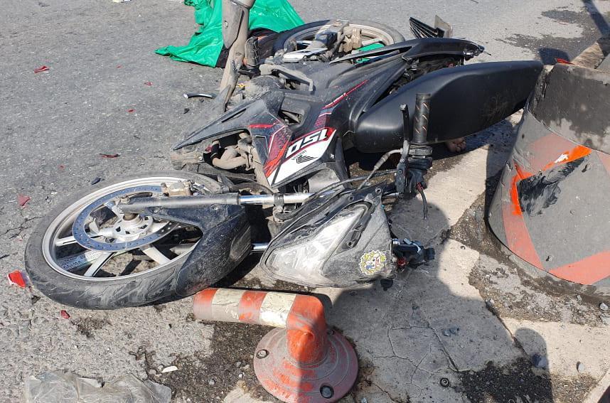 Nữ sinh lớp 12 bị xe buýt đâm tử vong, cha ôm thi thể con gào khóc xót xa-4