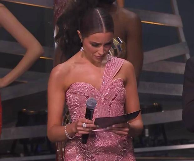 Biểu cảm hiểu chết liền của mỹ nhân dẫn chung kết Miss Universe 2020-5