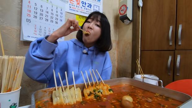 YouTuber mukbang bị chủ quán gàn vì sợ ăn no đến vỡ bụng, ai chứng kiến cũng nể phục-8