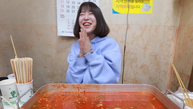 YouTuber mukbang bị chủ quán gàn vì sợ ăn no đến vỡ bụng, ai chứng kiến cũng nể phục-9
