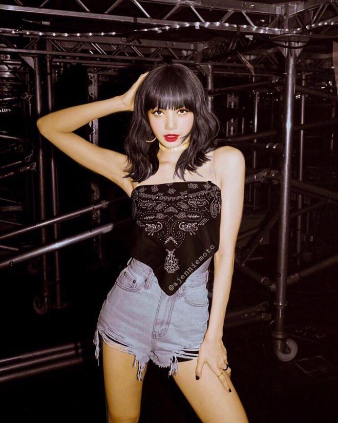 Học sao quốc tế hô biến 5 kiểu áo trendy từ một chiếc khăn bandana-5