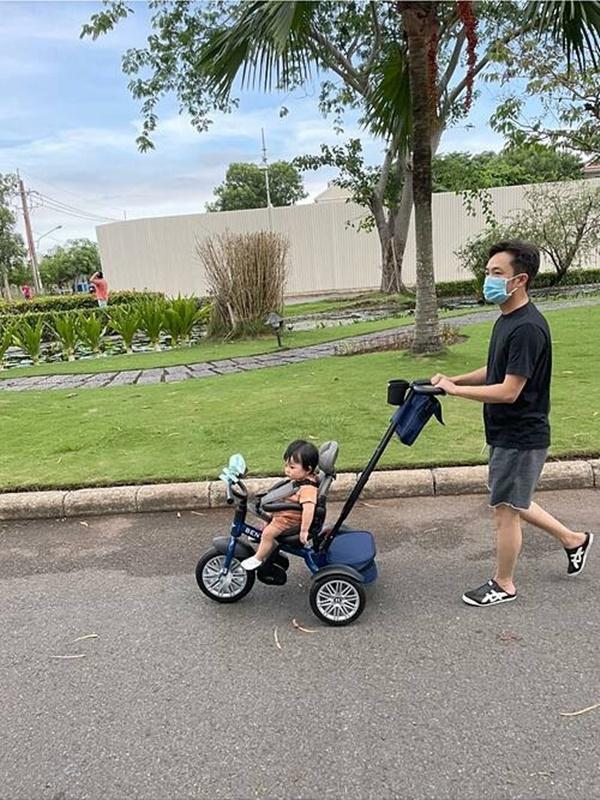 Hình ảnh Cường Đô La chuẩn bố bỉm sữa, khép lại tin sao Việt.