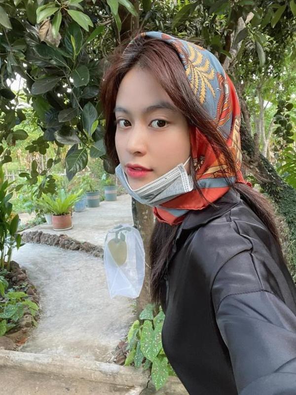 Hoàng Thùy Linh giản dị trong chuyến về quê cùng gia đình.