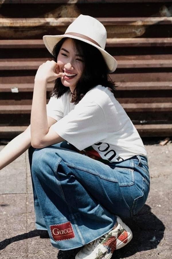 Thúy Ngân triết lý: "Nếu cuộc đời đầy những chuyện xấu xa, không sao, mình cười rồi mọi chuyện sẽ qua".