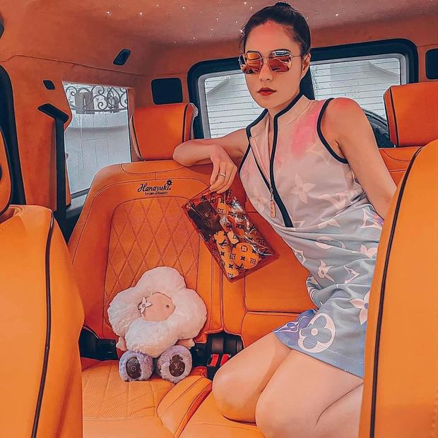 Nữ đại gia ở biệt thự 200 tỷ khoe đôi giày rẻ nhất từng mua, leo cả lên ghế show hàng-5