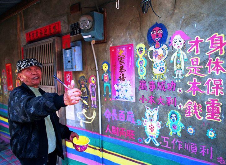 Muốn cứu ngôi làng khỏi bị phá dỡ, người đàn ông biến chúng thành thiên đường cầu vồng!-1