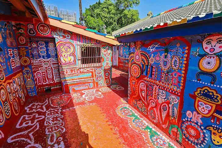 Muốn cứu ngôi làng khỏi bị phá dỡ, người đàn ông biến chúng thành thiên đường cầu vồng!-3