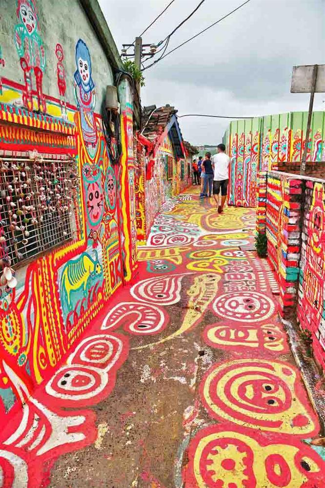 Muốn cứu ngôi làng khỏi bị phá dỡ, người đàn ông biến chúng thành thiên đường cầu vồng!-5