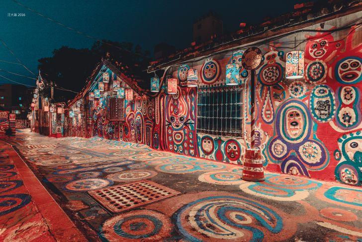 Muốn cứu ngôi làng khỏi bị phá dỡ, người đàn ông biến chúng thành thiên đường cầu vồng!-7