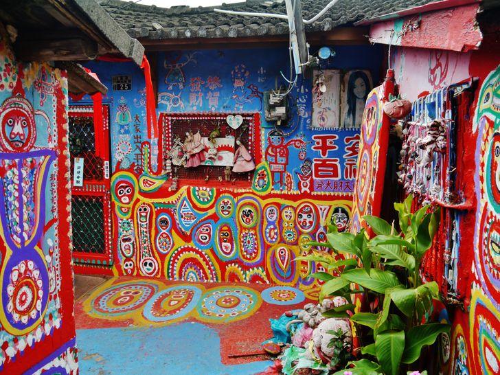 Muốn cứu ngôi làng khỏi bị phá dỡ, người đàn ông biến chúng thành thiên đường cầu vồng!-8