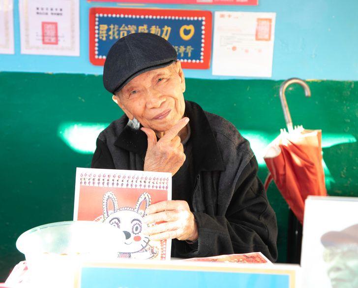 Muốn cứu ngôi làng khỏi bị phá dỡ, người đàn ông biến chúng thành thiên đường cầu vồng!-9