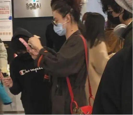 Trương Bá Chi mắng con trai 10 tuổi nơi công cộng-2