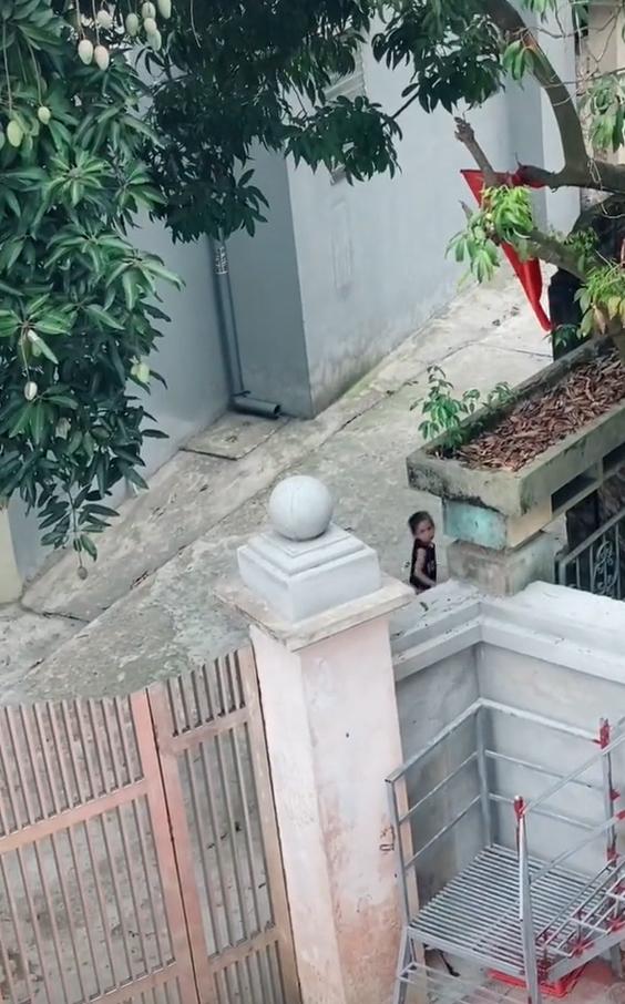 Mẹ trẻ lấy chồng gần, vừa bị mắng con gái bỏ nhà đi bụi sang ở bà ngoại-2