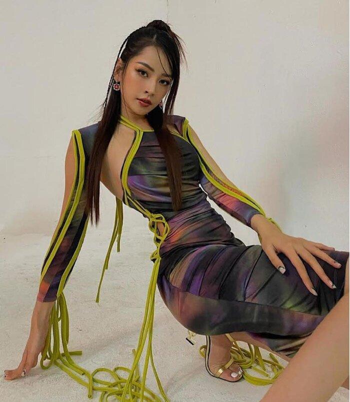 Chi Pu tạo dáng trên giày cao nhìn muốn vẹo hết cột sống với kiểu váy khó nhằn-1