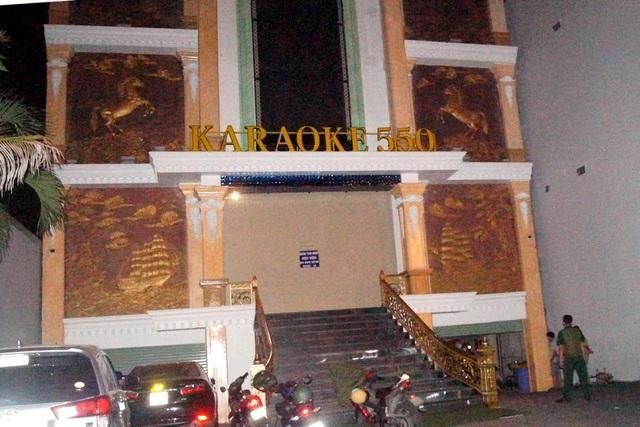 Gần trăm khách quẩy cùng tiếp viên trong quán karaoke giữa mùa dịch-1