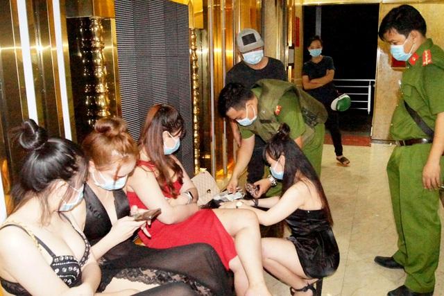 Gần trăm khách quẩy cùng tiếp viên trong quán karaoke giữa mùa dịch-2