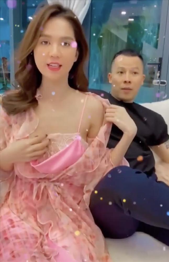 Ngọc Trinh vạch áo khoe đồ ngủ ren trên livestream mà phèn hết sức-1