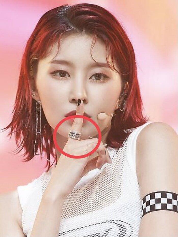 Hyebin MOMOLAND và Marco lộ bằng chứng hẹn hò trên MXH-4