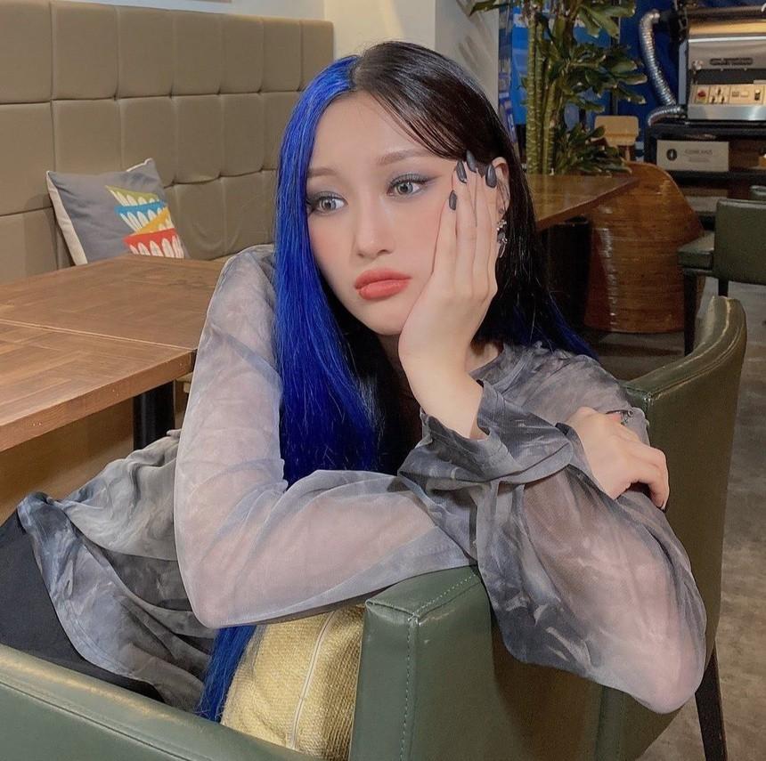 Trào lưu tóc nhuộm đối xứng hai màu của sao Hàn gây sốt giới trẻ-4