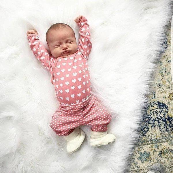 Muôn vàn biểu cảm ‘cưng muốn xỉu’ của các em bé khi đang say giấc nồng-2