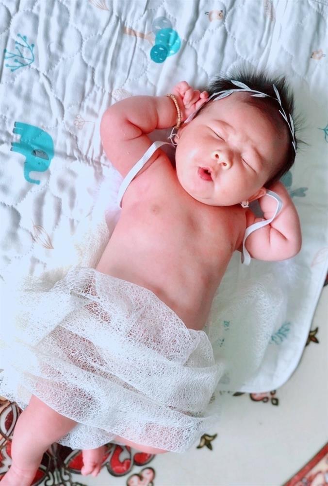 Muôn vàn biểu cảm ‘cưng muốn xỉu’ của các em bé khi đang say giấc nồng-6