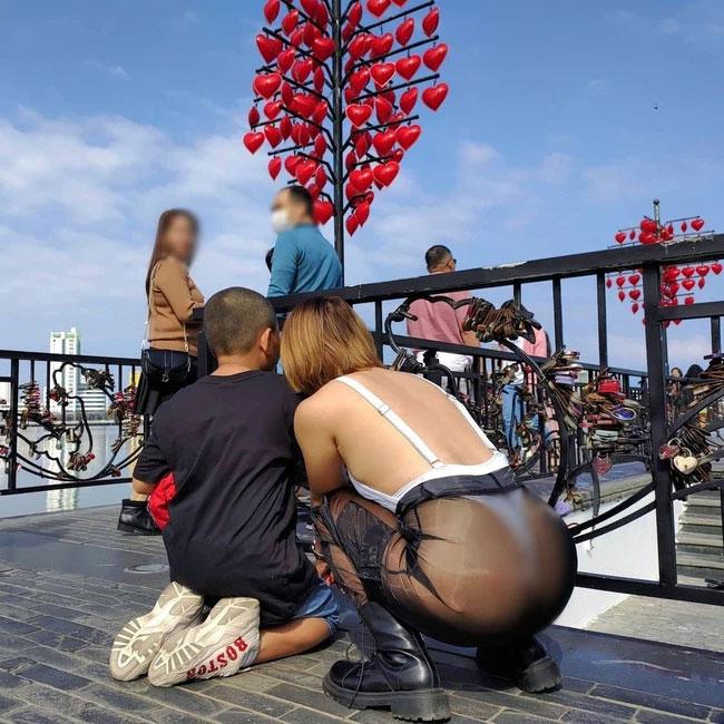 Người phụ nữ chơi sốc, mặc đồ mỏng tang thả rông trên lẫn dưới-3