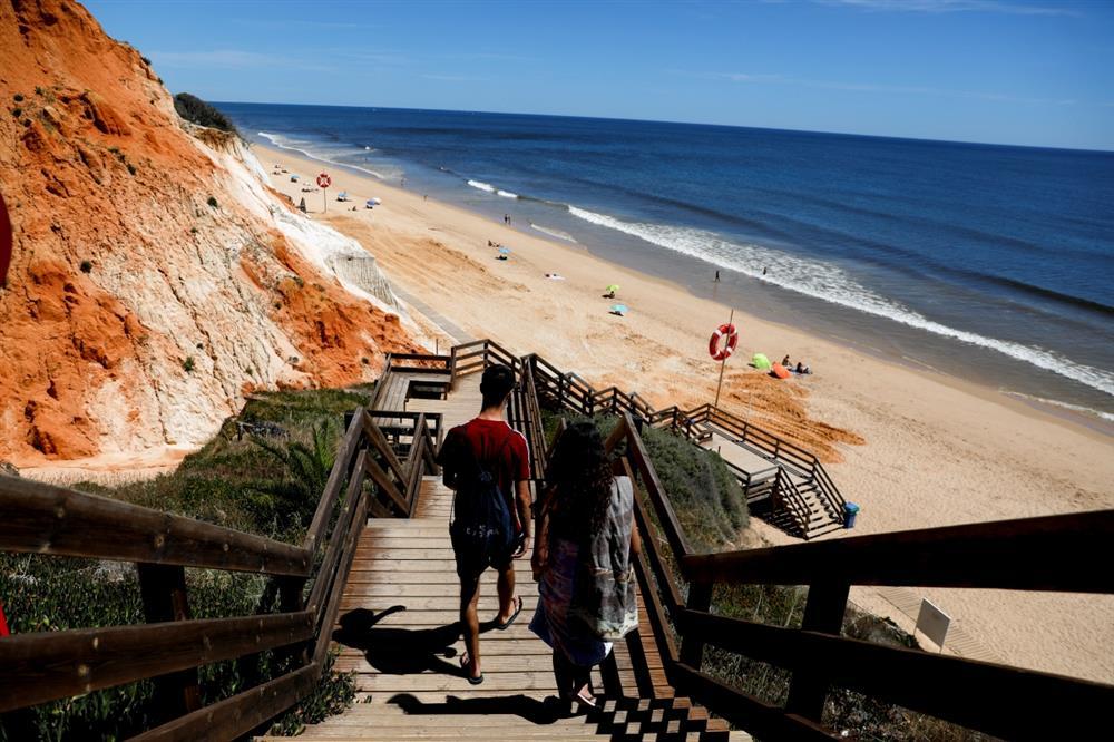 Du khách Anh đổ xô tới Bồ Đào Nha ngay ngày đầu mở cửa-1