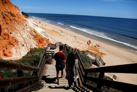 Du khách Anh đổ xô tới Bồ Đào Nha ngay ngày đầu mở cửa