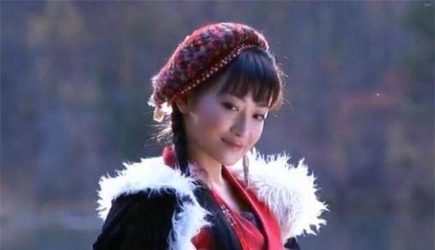 Mũ cổ trang của mỹ nữ Cbiz: Dương Mịch đội tổ chim, Lưu Diệc Phi đội mâm ngũ quả-6