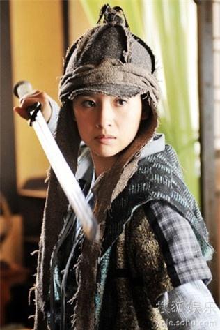 Mũ cổ trang của mỹ nữ Cbiz: Dương Mịch đội tổ chim, Lưu Diệc Phi đội mâm ngũ quả-9