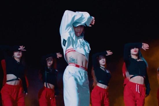 Taemin SM mặc crop top gây tranh cãi: Knet chê nhìn kỳ ghê, Vnet phản bác thế nào?