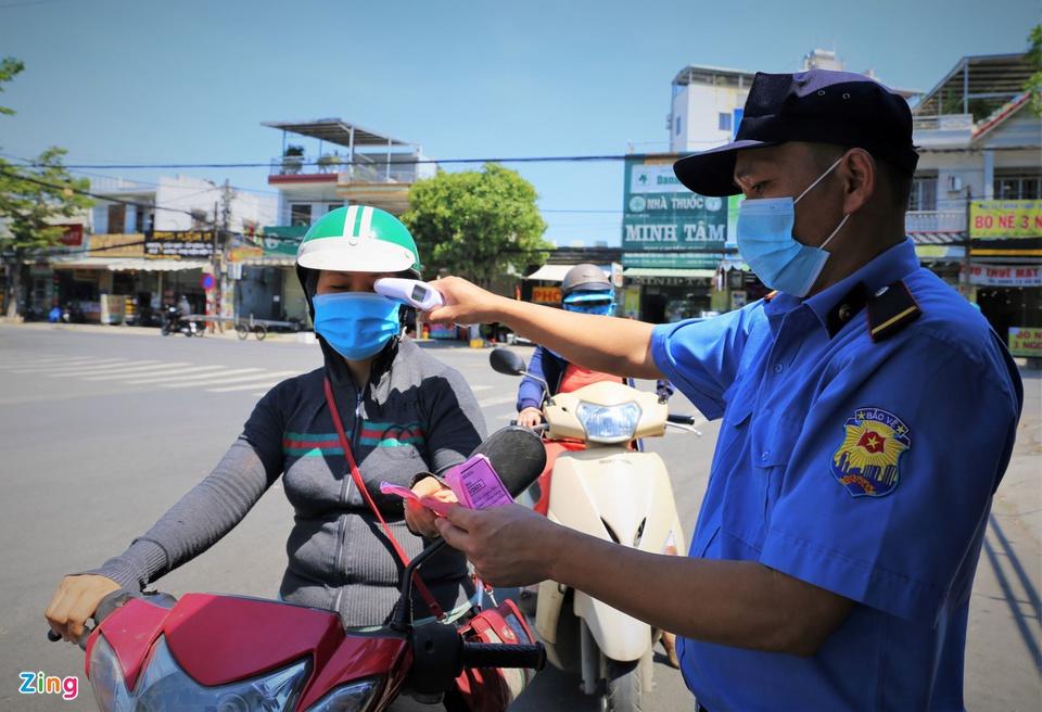 Nhiều ngày nay, khi dịch Covid-19 tái bùng phát ở Đà Nẵng, để hạn chế tần suất người dân tập trung đông, địa phương này tiếp tục sử dụng thẻ đi chợ ngày chẵn, lẻ cho các hộ dân.