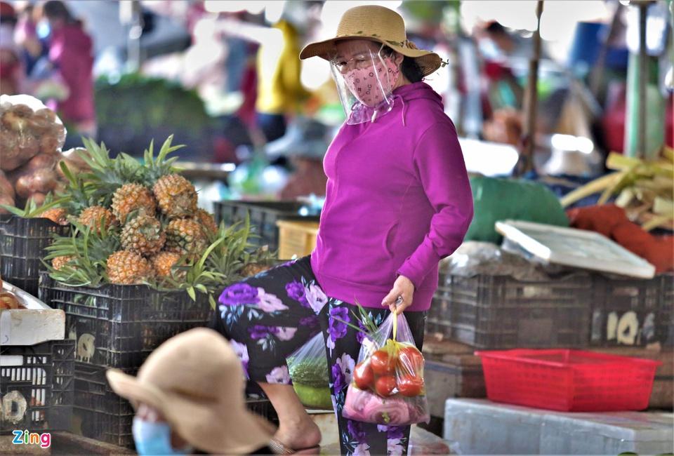 Do tần suất đi chợ giảm hơn thường lệ nên người đến chợ đều mua thêm khá nhiều thức ăn. 