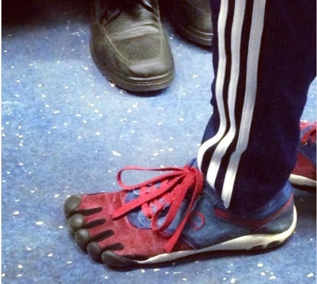 Những trang phục và phụ kiện kỳ quặc có lẽ hiếm ai dám mặc thử-11