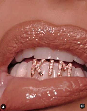 Kim Kardashian đính kim cương lên răng-2