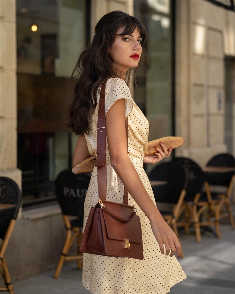 Style gái Pháp: Mặc đi mặc lại 1 món đồ, mê son môi và luôn kiêu hãnh từ trong tâm thế-2