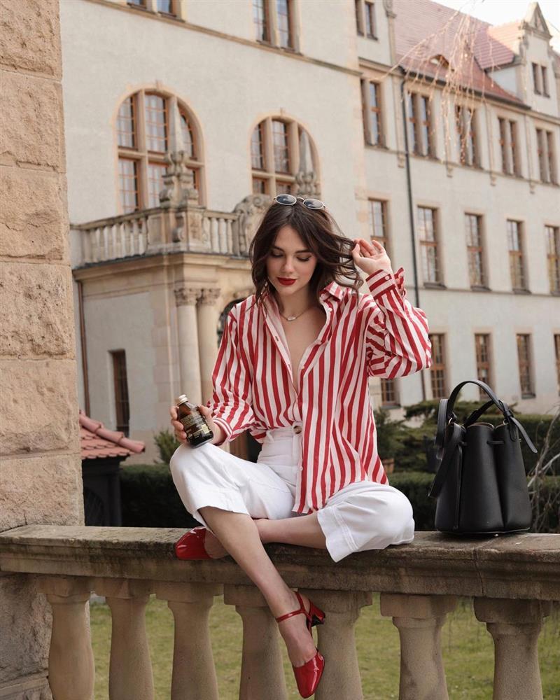 Style gái Pháp: Mặc đi mặc lại 1 món đồ, mê son môi và luôn kiêu hãnh từ trong tâm thế-4